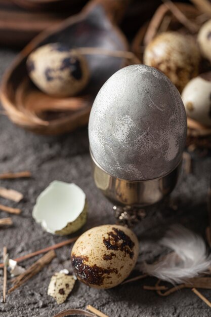 Angle élevé d'oeuf de Pâques dans un coquetier élégant avec des coquilles cassées
