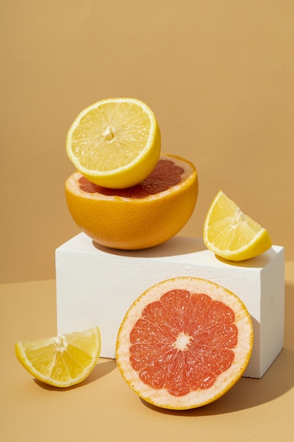Angle élevé d'une orange tranchée et d'un pamplemousse