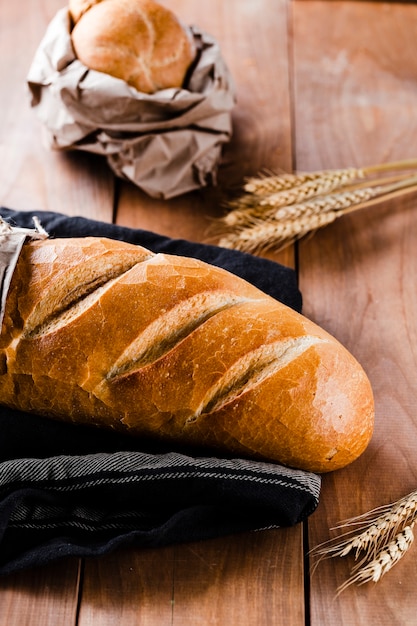 Angle élevé de pain sur une table en bois