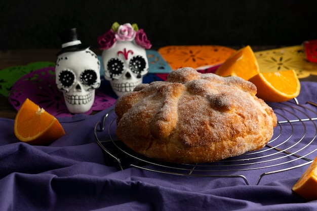 Photo gratuite angle élevé de pan de muerto avec des crânes