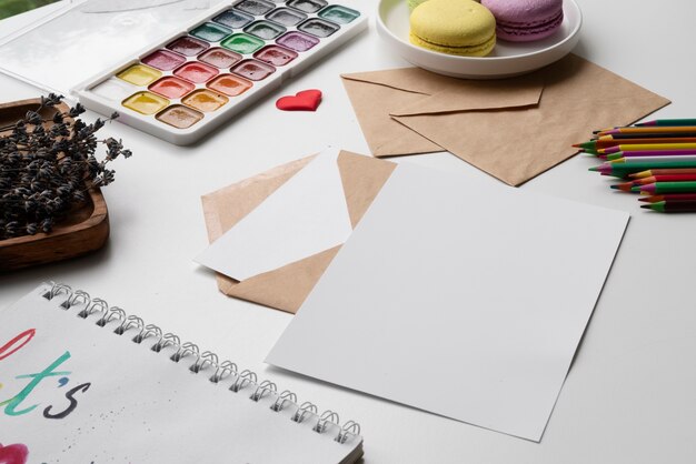 Angle élevé de papier avec enveloppes et palette de couleurs