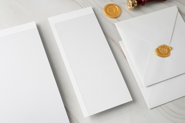 Photo gratuite angle élevé de papier de mariage et enveloppe avec sceau et timbre