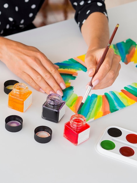 Photo gratuite angle élevé de la peinture de l'artiste féminine à l'aquarelle