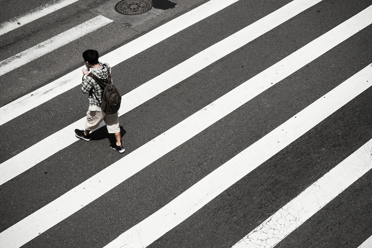 Photo gratuit angle élevé d'une personne sur un passage pour piétons