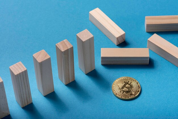 Angle élevé des pièces de domino avec bitcoin