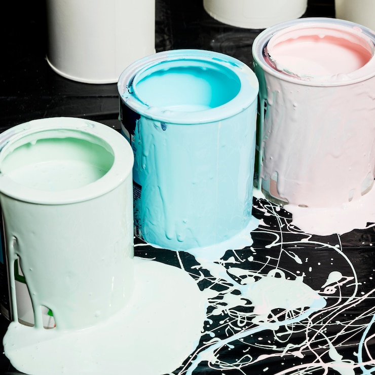 Photo gratuit angle élevé de pots de peinture colorés avec débordement