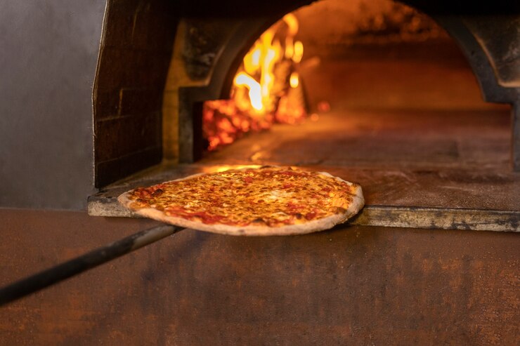 Photo gratuit un angle élevé pour cuisiner une délicieuse pizza.