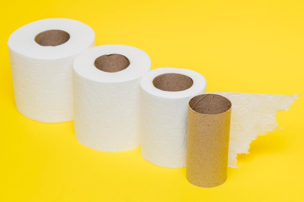 Angle élevé des rouleaux de papier toilette avec noyau en carton