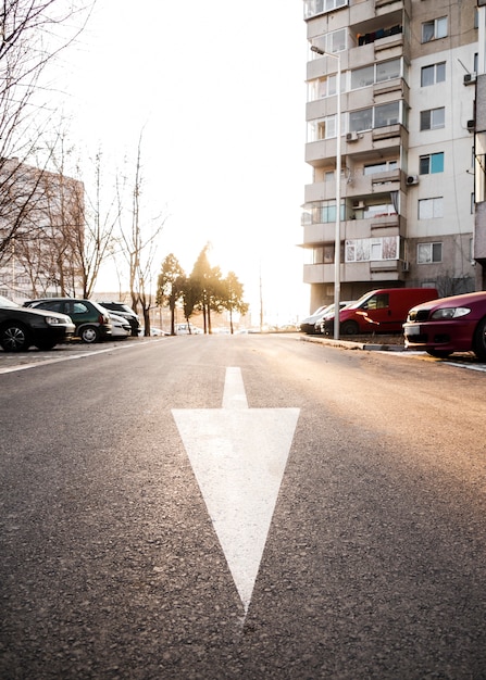 Photo gratuite angle élevé de rue avec flèche sur asphalte