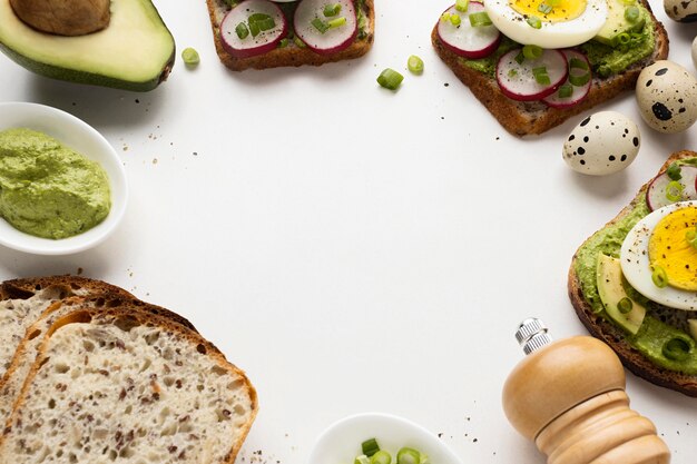 Angle élevé de sandwiches à l'avocat et aux œufs