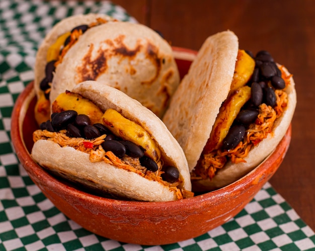 Angle élevé de savoureux arepas dans un bol