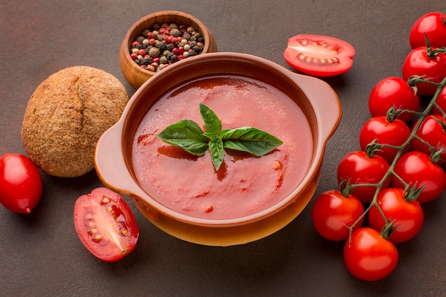 Angle élevé de soupe aux tomates d'hiver dans un bol avec du pain