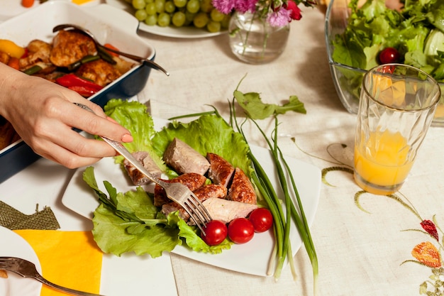 Angle élevé de table à dîner en famille avec des plats