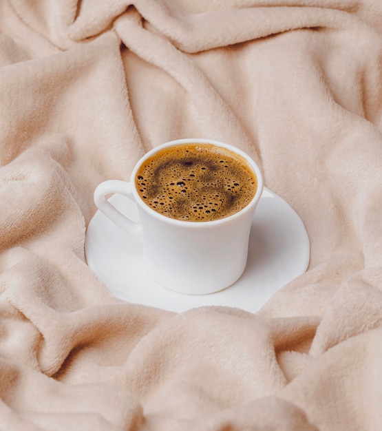 Photo gratuite angle élevé de tasse de café du matin sur le lit