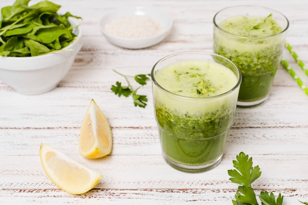 Angle élevé de verres de smoothies sains