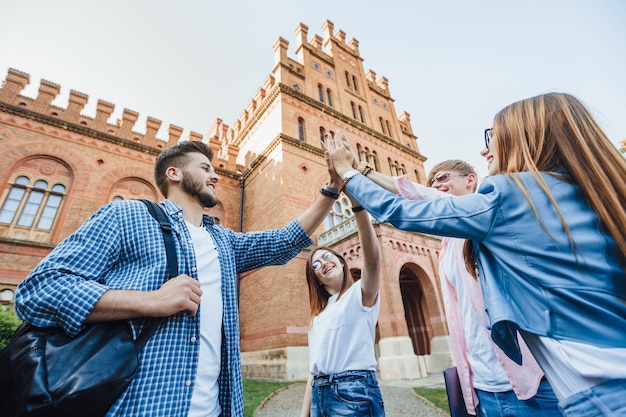 L'angle faible de l'équipe joyeuse d'étudiants a réussi le test en se préparant tous ensemble.