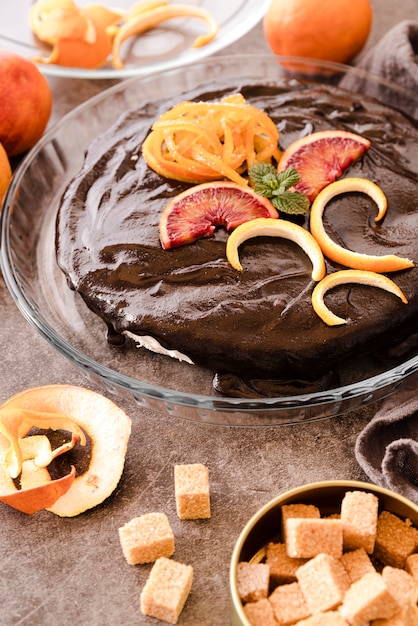 Angle de gâteau élevé avec des fruits et des morceaux de sucre