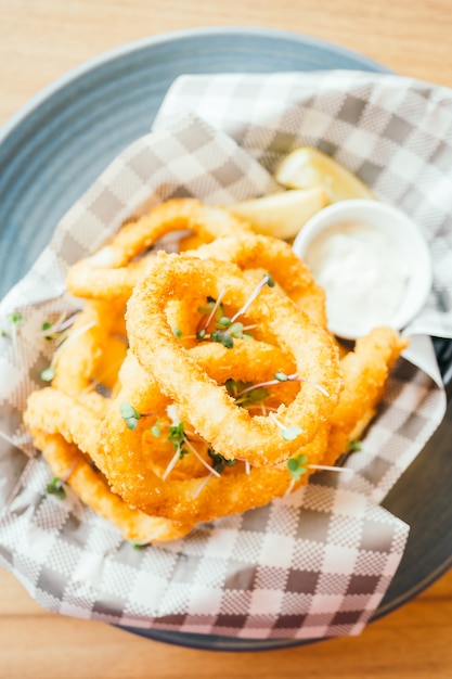 Photo gratuite anneau de calamars frits