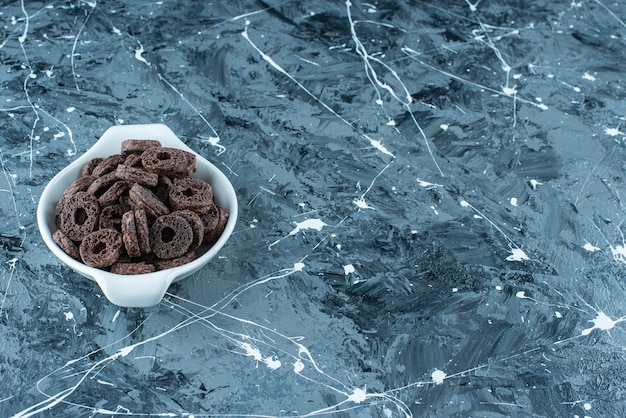 Anneau De Maïs Enrobé De Chocolat Dans Un Bol, Sur La Table En Marbre.