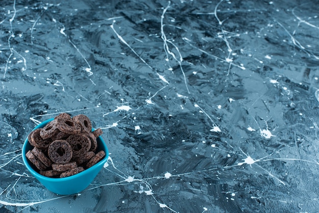 Anneau De Maïs Enrobé De Chocolat Savoureux Dans Un Bol, Sur Le Fond De Marbre.