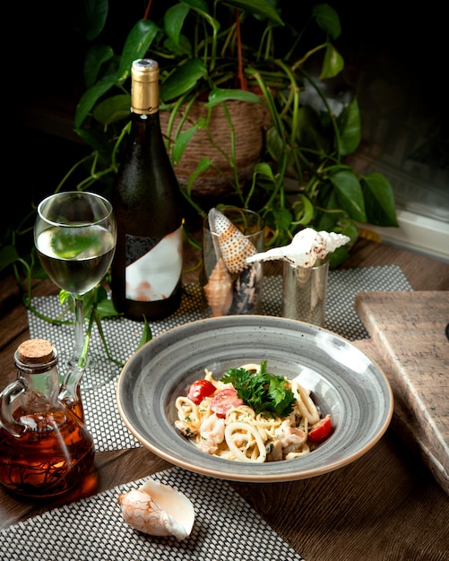 Photo gratuite anneaux de calamars avec des légumes sur la table