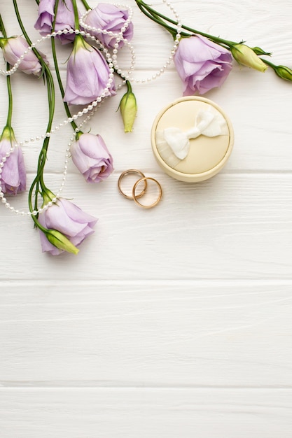 Anneaux de mariage avec boîte et fleurs