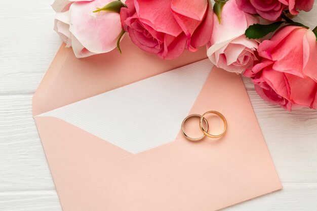 Anneaux de mariage avec fleurs sur enveloppe