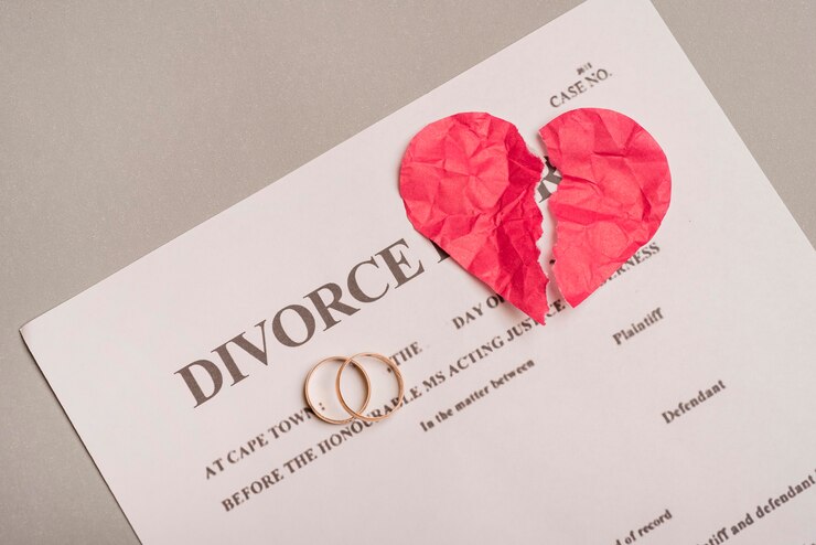 Photo gratuit anneaux de mariage sur le jugement de divorce