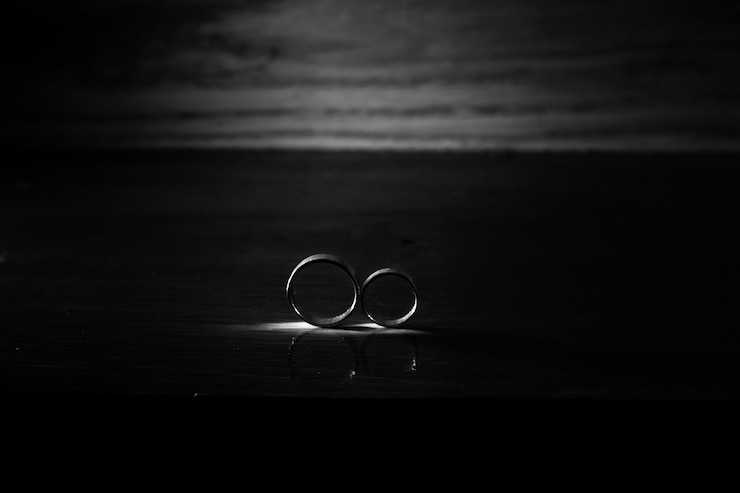 Photo gratuit anneaux de mariage en noir et blanc