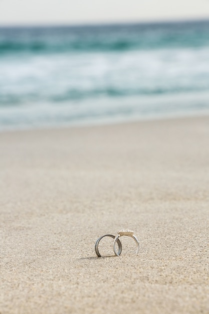 Les anneaux de mariage sur le sable