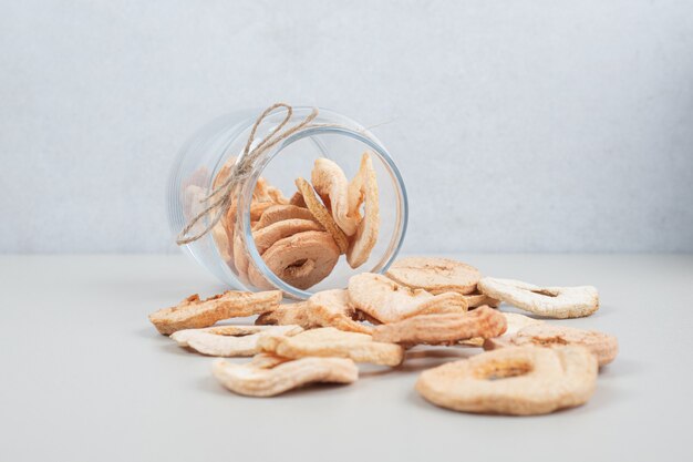 Anneaux de pommes séchées dans un bocal en verre