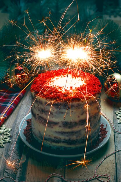 Anniversaire de dessert festif ou gâteau de velours rouge avec feux d'artifice pour la Saint-Valentin