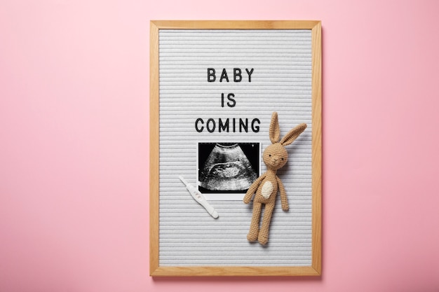Photo gratuite annonce de grossesse vue de dessus avec des articles pour bébé
