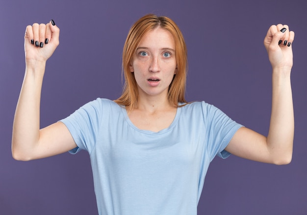 Photo gratuite anxieuse jeune rousse au gingembre avec des taches de rousseur se dresse les poings levés