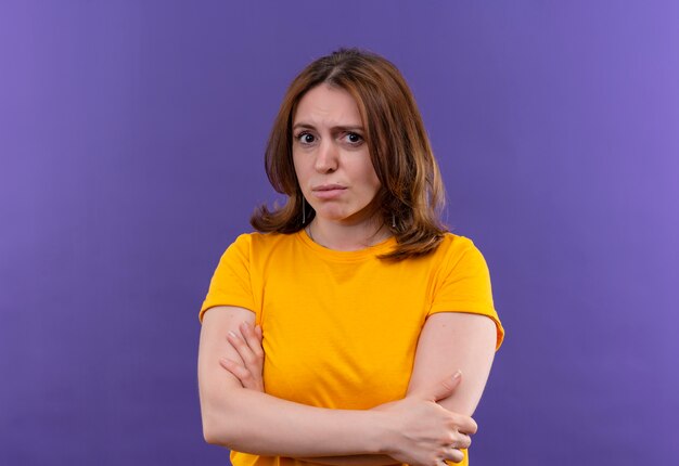 Anxieux jeune femme décontractée debout avec une posture fermée sur un espace violet isolé avec copie espace