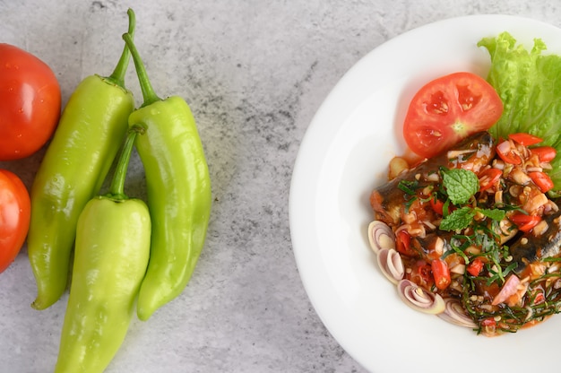 Apéritif à la sardine à la sauce tomate et épicé