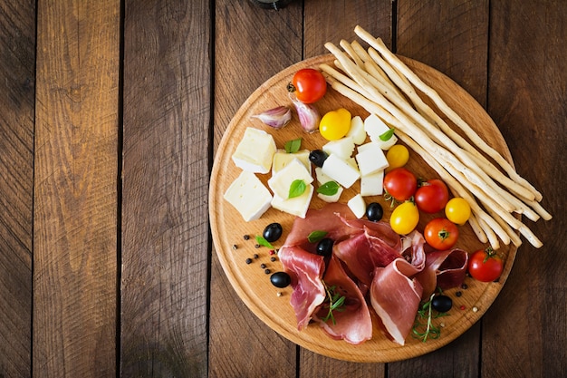 Apéritif de viande sur une plaque