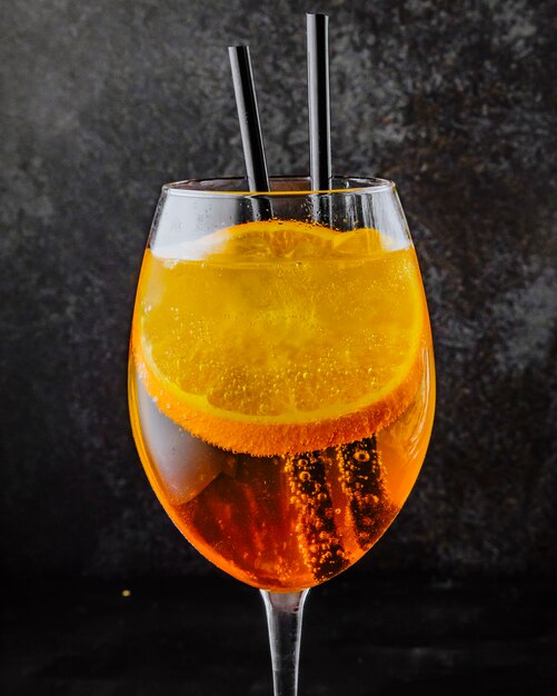 Aperol spritz prosecco aperol et tranche d'orange vue latérale