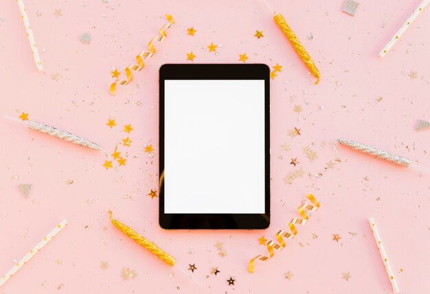 Appareil numérique tablette vue de dessus et des bougies avec des rubans