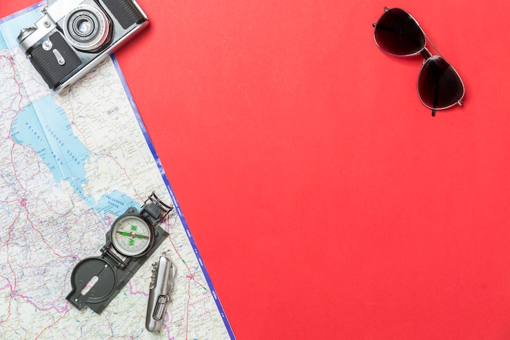 Photo gratuit appareil photo et boussole sur la carte près de lunettes de soleil