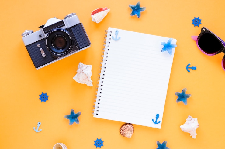 Photo gratuit appareil photo avec lunettes de soleil, coquillages et cahier vierge
