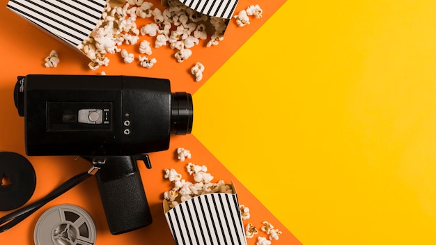 Photo gratuite appareil photo plat et pop-corn