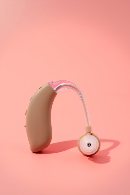 Appareils auditifs avec fond rose