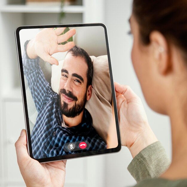 Appel vidéo avec un ami sur tablette