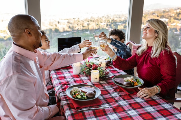 Photo gratuite appel vidéo du dîner de noël dans la nouvelle normalité