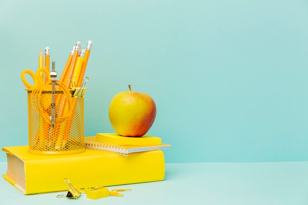 Apple vue de face avec des fournitures de bureau