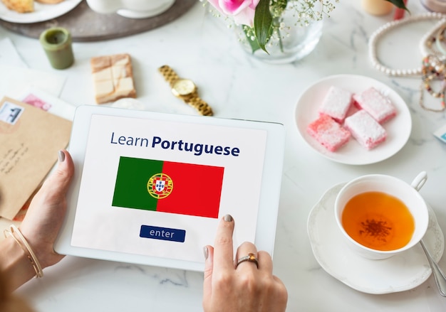 Photo gratuite apprendre le concept d'éducation en ligne de langue portugaise