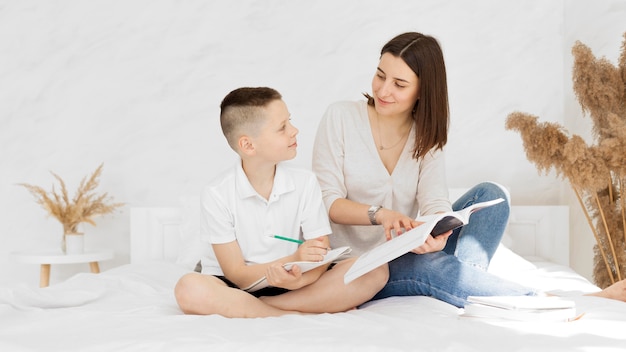 Photo gratuite apprendre du tuteur à domicile et de l'élève