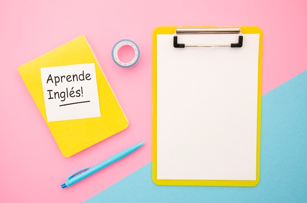 Photo gratuite apprentissage de nouveaux objets langage avec le presse-papier vide