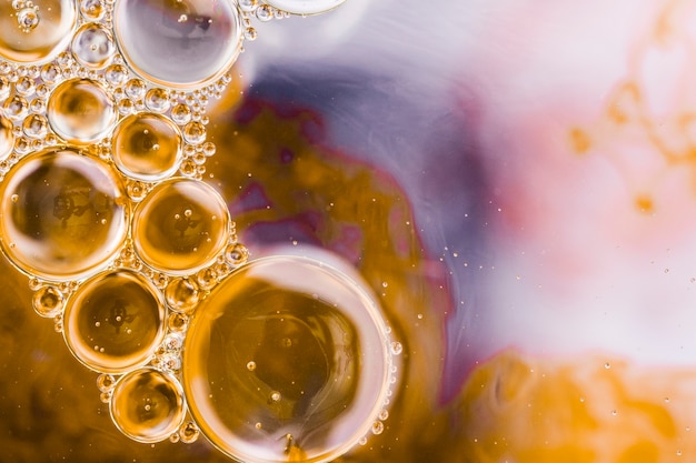 Photo gratuite aquarelle bulles jaunes sur fond défocalisé